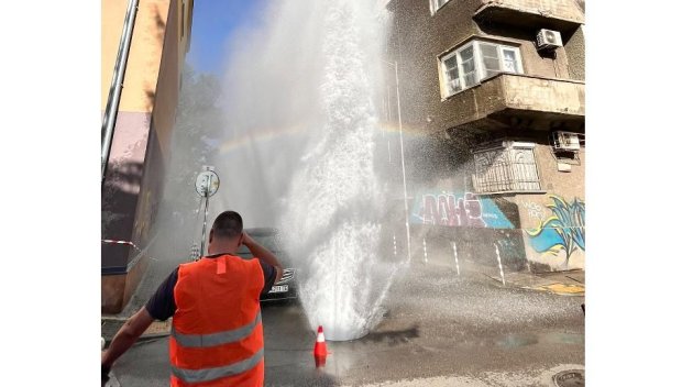 20-метров гейзер с вряла вода бликна в центъра на София (ВИДЕО)