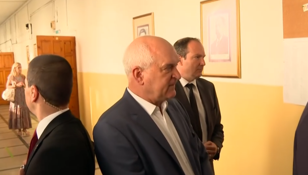 ПАЗЕН ОТ НСО: Главчев се нареди на опашка, за да гласува, изнерви гардовете си
