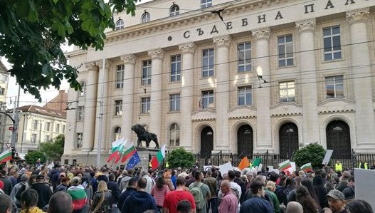 Протест пред Съдебната палата след убийството на жена в столицата