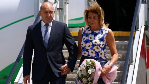 Радев и жена му Деси пристигнаха на работно посещение в Гърция (СНИМКИ)