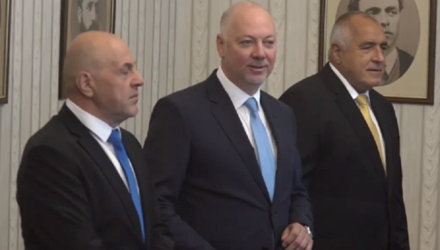 ПОЛИТИЧЕСКА ВЪРТЕЛЕЖКА: Радев започва консултации, първи в понеделник идват ГЕРБ и ППДБ