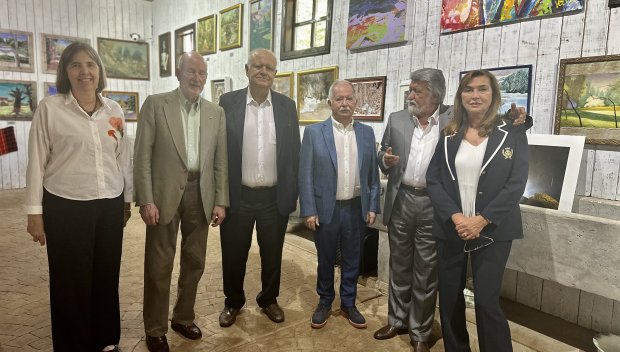 Вежди Рашидов зарадва Симеон Сакскобургготски с ценен акварел и историческа фотография