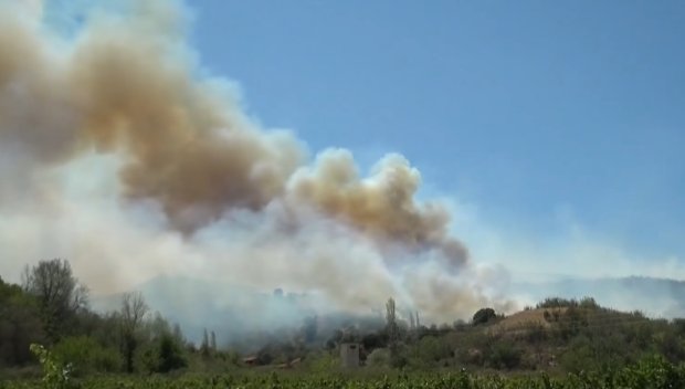 Страшно е - евакуираха цяло село заради пожара край Струмяни