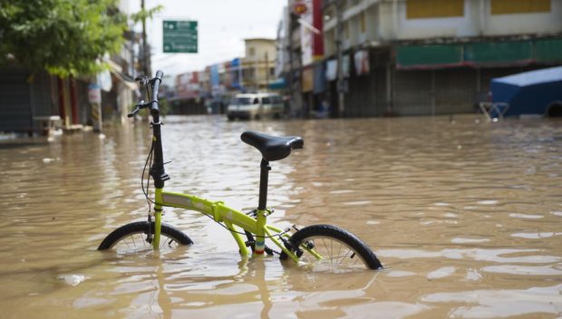 Десетки се удавиха и са в неизвестност заради тропическа буря във Виетнам