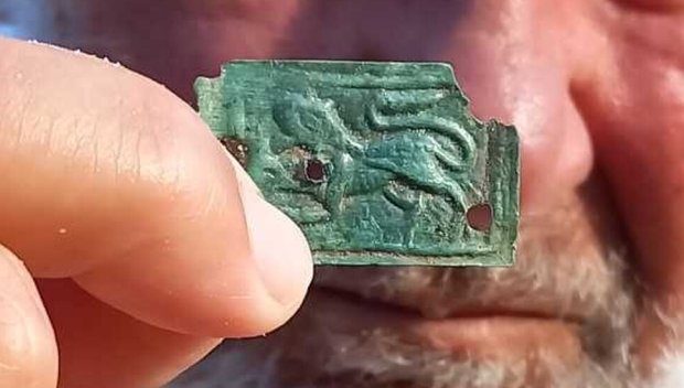 Археолози откриха на Перперикон гербов лъв върху бронзова плочка