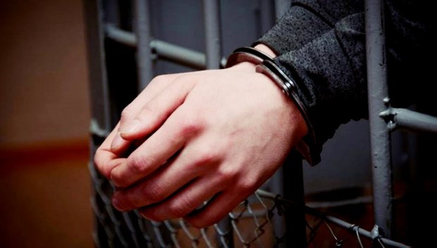 Арестант скочи от патрулка и побягна, после се сби с полицаи