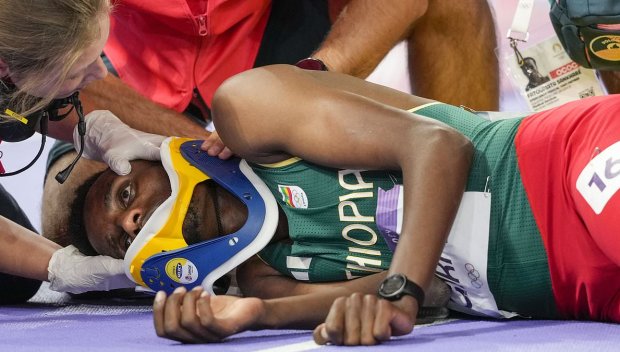 Лекоатлет се спъна в препятствие, падна и загуби съзнание на Игрите (ВИДЕО)