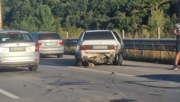 Катастрофа на магистрала „Хемус“ затруднява движението