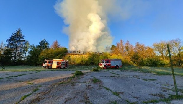 СТИХИЯ: Пожар унищожи покрина на училището в Червена вода