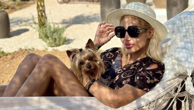 Малката Джулка си сверява времето с часовник за 100 бона