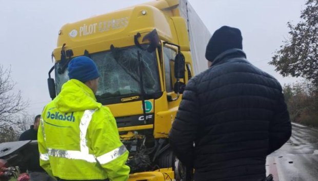 Два камиона се сблъскаха край Поликраище, жена пострада в друга катастрофа