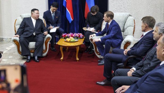 КРОЯТ ЛИ НЕЩО: Руски министър на посещение при Ким в Северна Корея