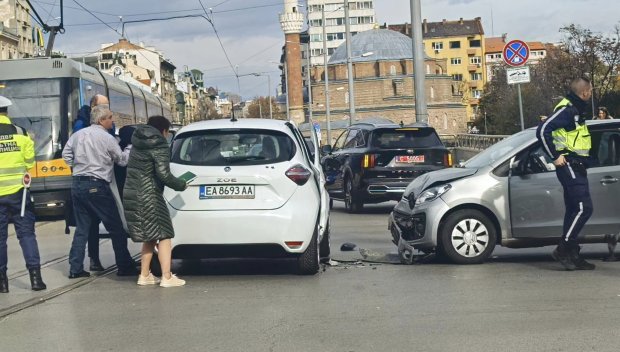 Две коли се удариха в центъра на София, движението е затруднено (СНИМКИ)