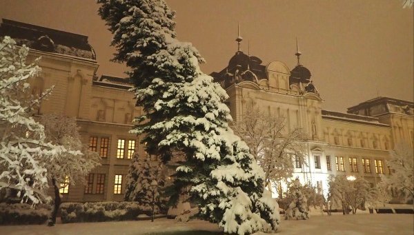 Сняг и силен вятър в София, във Враца го закъсаха след бурята