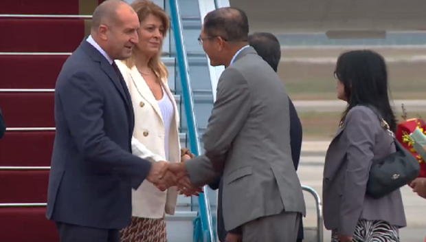 ВОАЯЖИТЕ ПРОДЪЛЖАВАТ: Радев пристигна на официално посещение във Виетнам