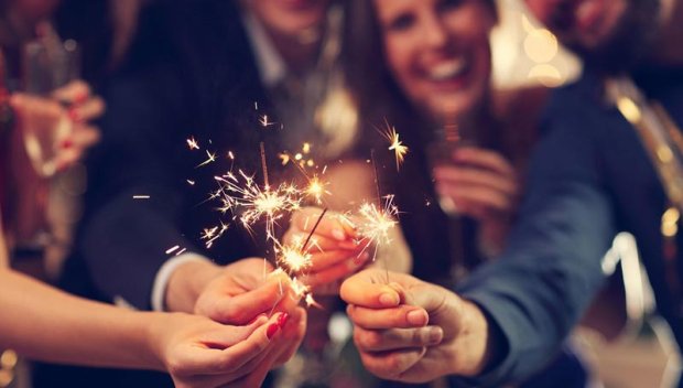 Суеверията за Нова година: Кихането на трапезата носи щастие