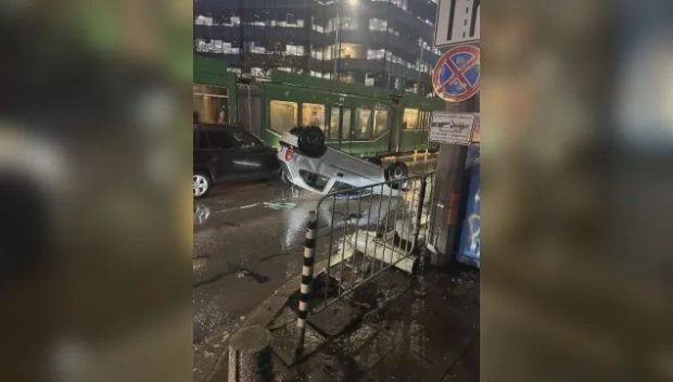 Кола се обърна по таван в центъра на София (СНИМКИ)