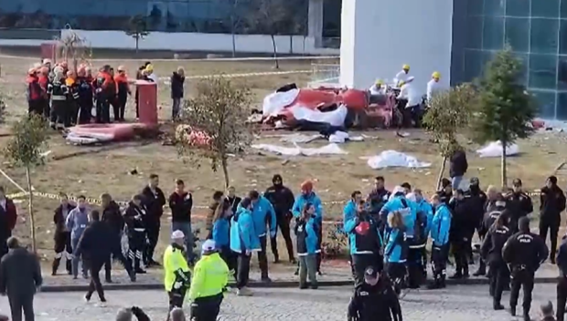 Хеликоптер линейка се разби в сградата на турска болница, има загинали