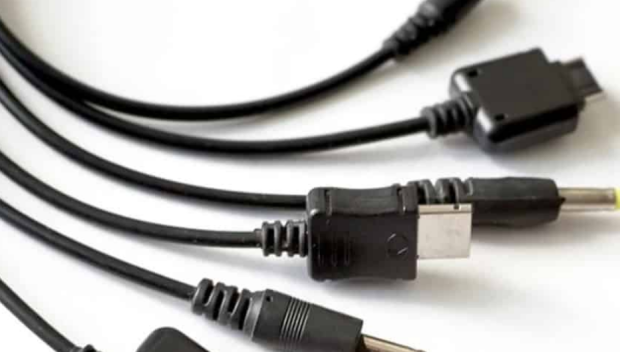 Край на десетките кабели: Стандартизират зарядните за устройствата