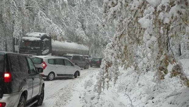 Катастрофа между товарни автомобили затруднява движението на пътя Стара Загора-Казанлък