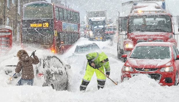 СНЕЖЕН КАПАН В САЩ: Най-малко петима са починали, стотици катастрофират (ВИДЕО)