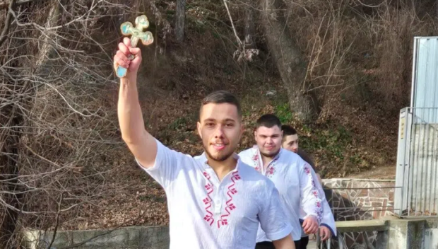 21-годишен каратист извади Богоявленския кръст в Гурково