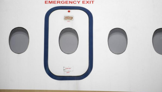 На летището в Хонконг арестуваха пътник, опитал да отвори вратата на самолет в полет