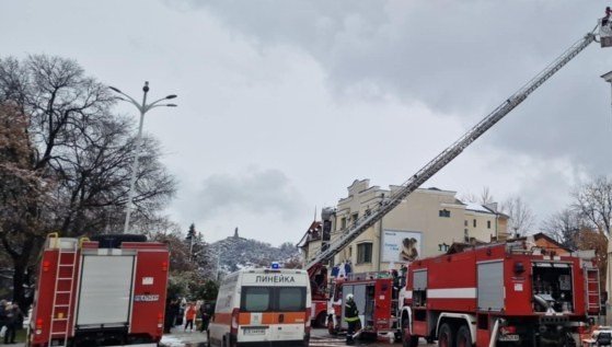 ОТ ПОСЛЕДНИТЕ МИНУТИ! Емблематична сграда пламна в центъра на Пловдив, загина възрастен мъж (СНИМКИ)