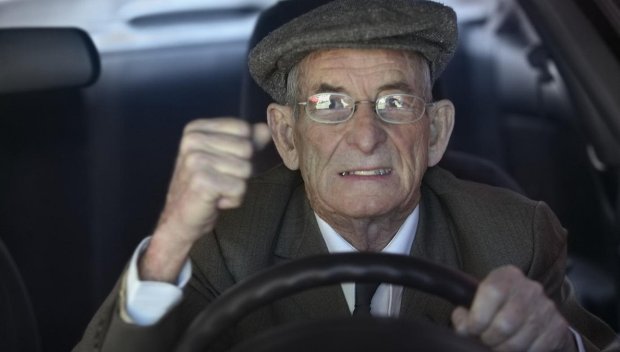 88-годишен джигит без книжка и с кола без номера причини катастрофа в Свищов