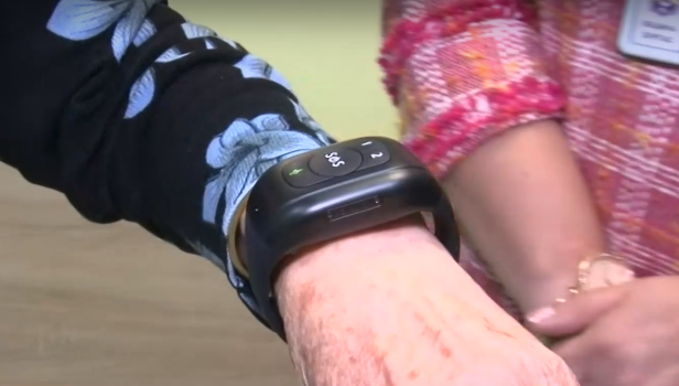 Умни гривни са в помощ на възрастни хора в Кюстендил