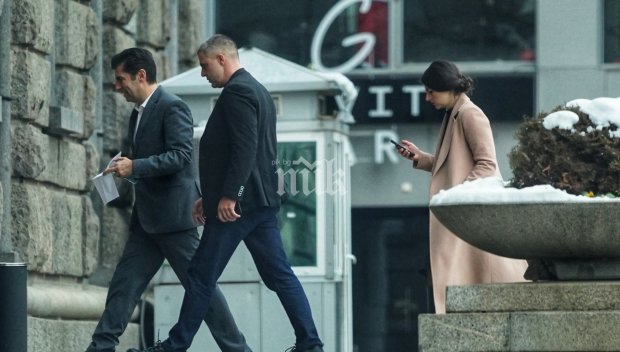 САМО В ПИК! НСО развозва Киро и Лена в центъра на София. Шофьор и охранител бдят за сигурността на Петков (СНИМКИ)