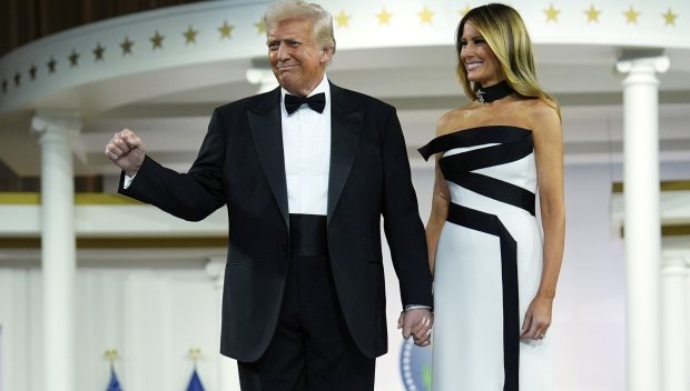 Първият танц: Доналд Тръмп не можа да откъсне очи от ослепителната Мелания (СНИМКИ)