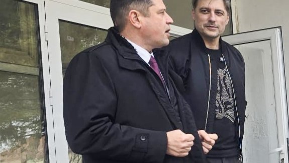 Владо Карамазов откри изложба с портрети на затворници с доживотни присъди (СНИМКИ)