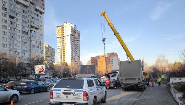 Ето какво остана от пешеходния мост в София, в който се натресе камион (СНИМКИ)