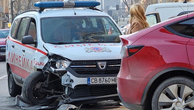 Катастрофа между линейка и кола в центъра на София (СНИМКИ)