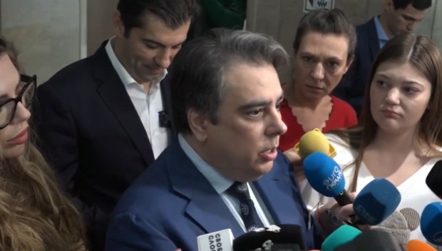 ПИК TV! Асен Василев с арогантно предложение - да се уволняват гранични полицаи. Петков с нов автогол - призна за дупката в бюджета (ВИДЕО)