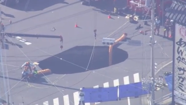 НАСТИГАТ НИ! Огромна дупка погълна цял камион в Япония