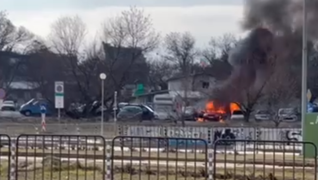 Микробус и пет коли изгоряха близо до Централна гара в София (ВИДЕО)