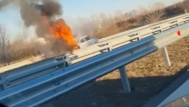 Камион се запали на „Тракия”, ограничено е движението в посока София