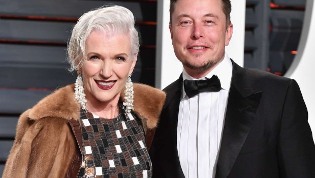 МОДНА ИКОНА: 76-годишната майка на Илон Мъск дефилира на модно ревю (СНИМКИ)