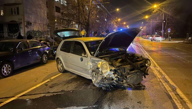 ПО ТЪМНА ДОБА: Разносвач на пици помля 10 паркирани коли в София (СНИМКИ)