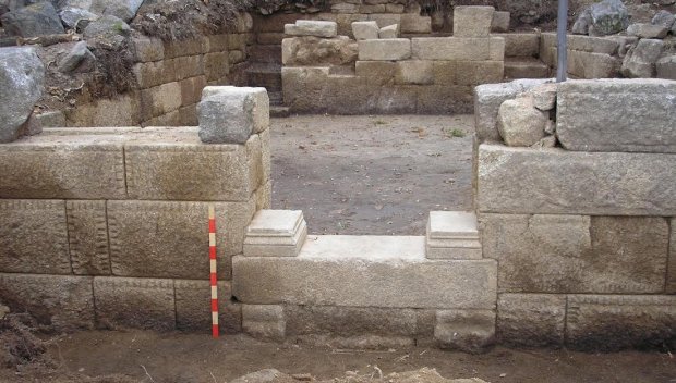 Изгубен от хилядолетия дворец изкопаха в дебрите на Средна гора (СНИМКИ)