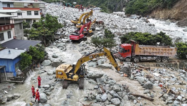 Свлачище затрупа десетки в Китай (ВИДЕО)