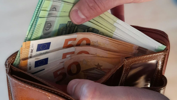 Жена задигна пари от чанта на дете на площадка в Павликени