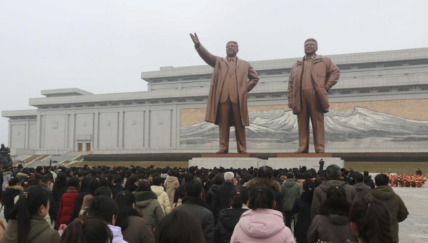 Ким Чен-ун посети гроба на баща си по случай годишнина от рождението му