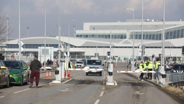 ЕКШЪН! Един е задържан, а друг е в болница след меле на Терминал 1