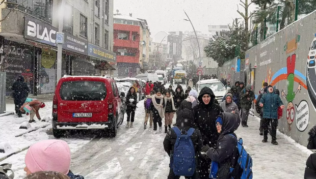НЕОБИЧАЙНО ВРЕМЕ: Сняг заваля в азиатските квартали на Истанбул