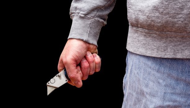 Мъж размахва нож във влака Горна Оряховица – София