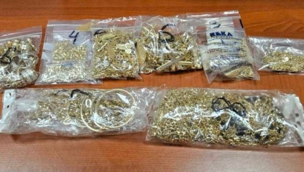 Над половин килограм златни накити в дамска чанта откриха митническите служители на МП Лесово