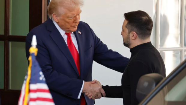 СРЕЩАТА, КОЯТО ЦЕЛИЯТ СВЯТ СЛЕДИ: Зеленски пристигна в Белия дом за разговори с Тръмп (ВИДЕО)